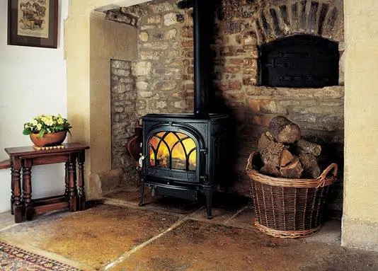 קמין עץ -F500 יציקה מלאה, קמין בעיצוב קלאסי בעל הספק חימום גבוה במיוחד המתאים לחללים גדולים עם זמני בעירה ממושכים.