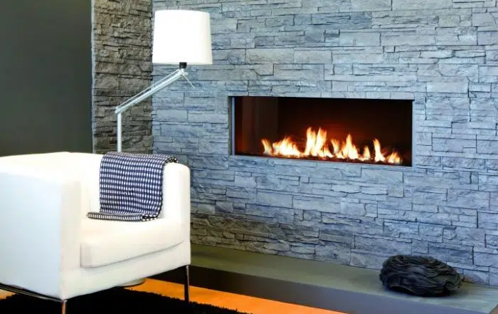 קמין גז מודרני בסלון מעוצב - מדריך בחירת קמין לבית