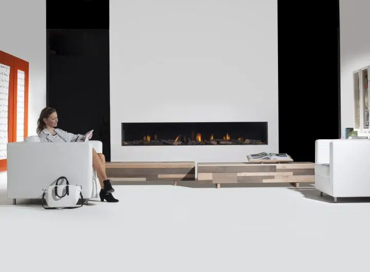 תכנון קמין גז בנוי - דוגמה למיקום מושלם של קמין במרכז הסלון עם ריהוט מסביב