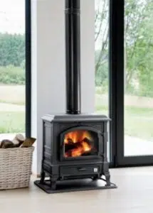 טכנאי מוקד חום מבצע התקנת קמין