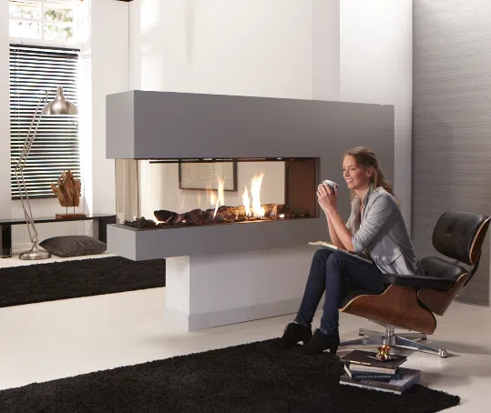 תכנון קמין גז בנוי מודרני בסלון - מיקום מרכזי עם ריהוט מסביב