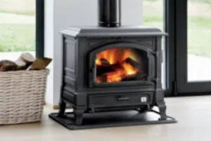 קמין עץ יצוק עצמאי בעיצוב קלאסי - דגם הרמוני 3 למאמר בחירת קמין